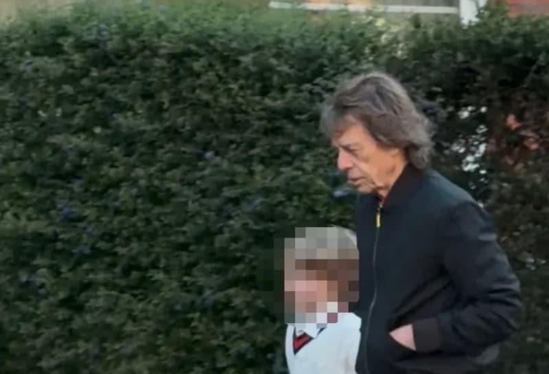 Легендарниот Мик Џегер е снимен на прошетка низ Лондон со најмладиот син (ВИДЕО)