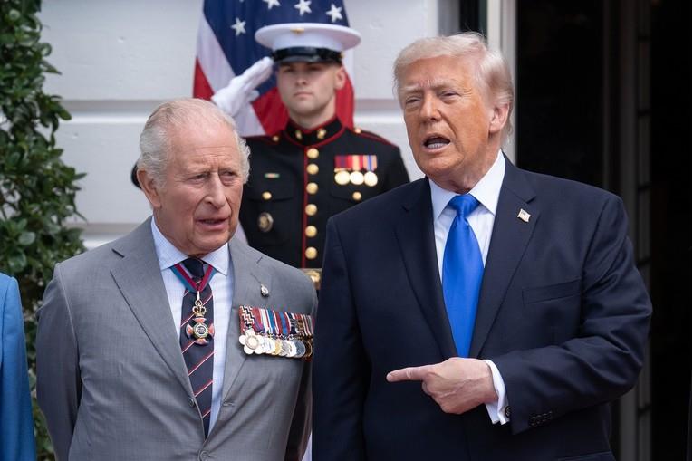 Трамп ги укина царините за виски: Кралот и кралицата ме охрабрија за тоа