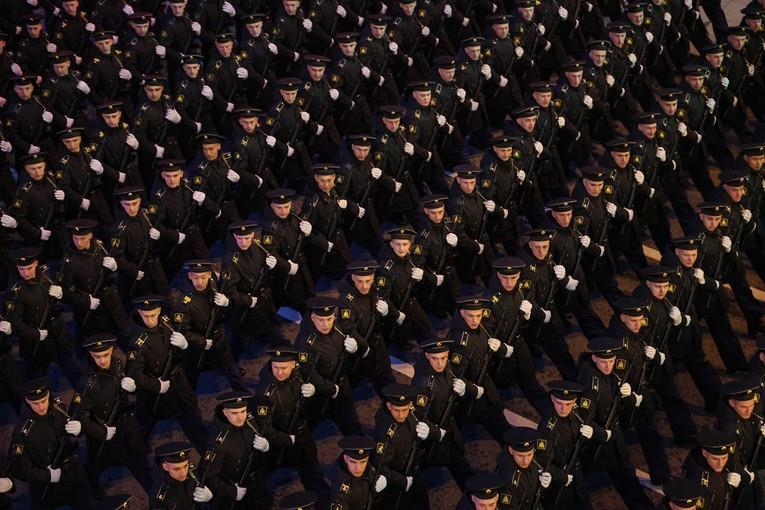 Калас: Парадата во Москва без тенкови ја покажува состојбата на руската војна