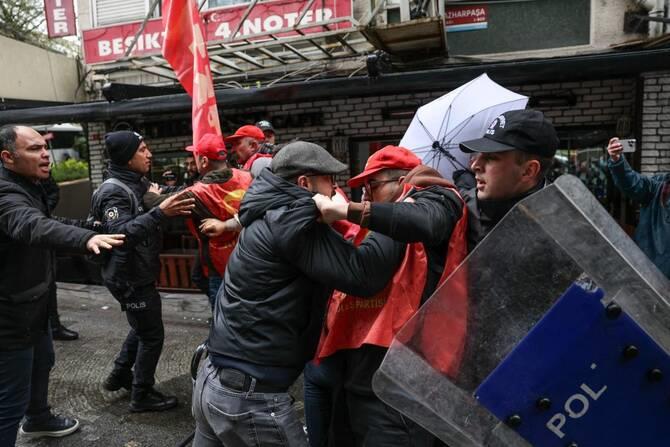 Хаос во Истанбул: Над 550 проведени демонстранти, полицијата ги растерува со водени топови (ВИДЕО)