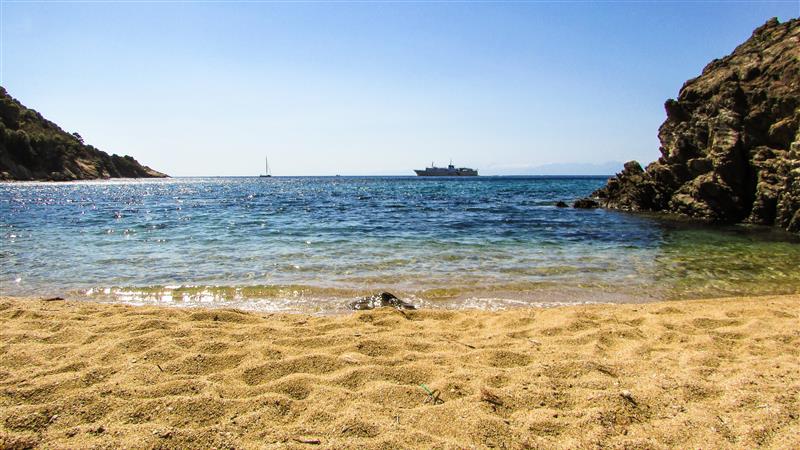 На повеќе од 200 плажи во Грција од оваа година е забрането поставување лежалки, а за прекршување следуваат огромни казни!