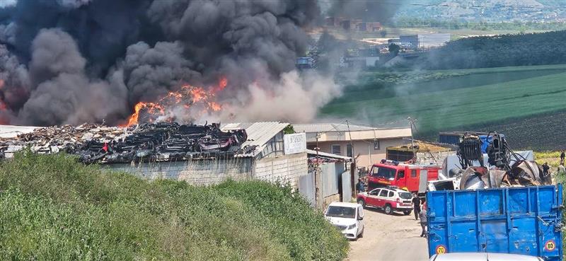 Локализиран пожарот во Шуто Оризари, се запали машина за мелење железо