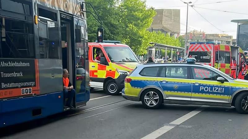 Ужас во Германија: Најмалку двајца загинати кога автомобил влета во група луѓе (ВИДЕО)