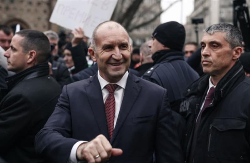 Бугарската претседателка му го даде мандатот за состав на новата влада на екс претседателот 