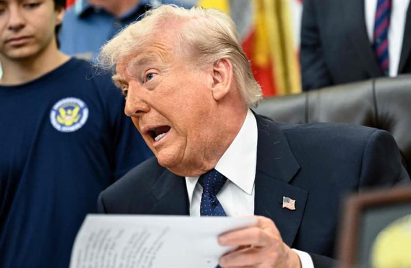 Трамп: Иран би требало да подигне бело знаме 