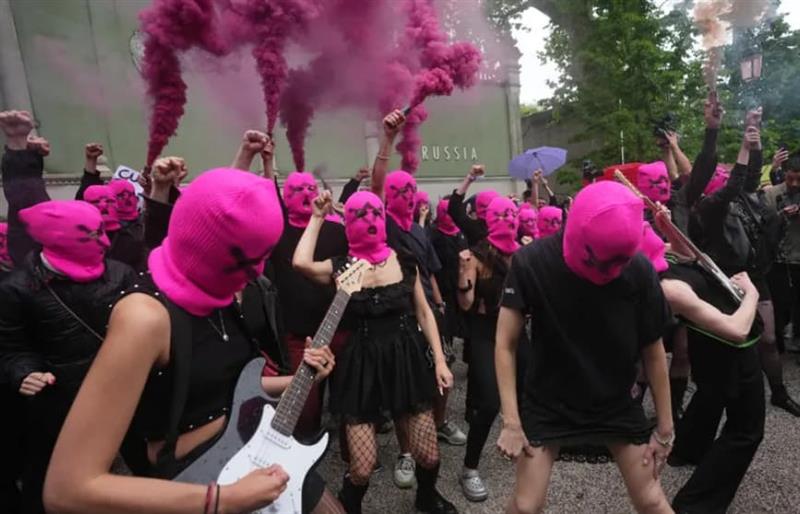 Активисти направија хаос на Биеналето во Венеција- упаднаа во рускиот павилјон (ВИДЕО)