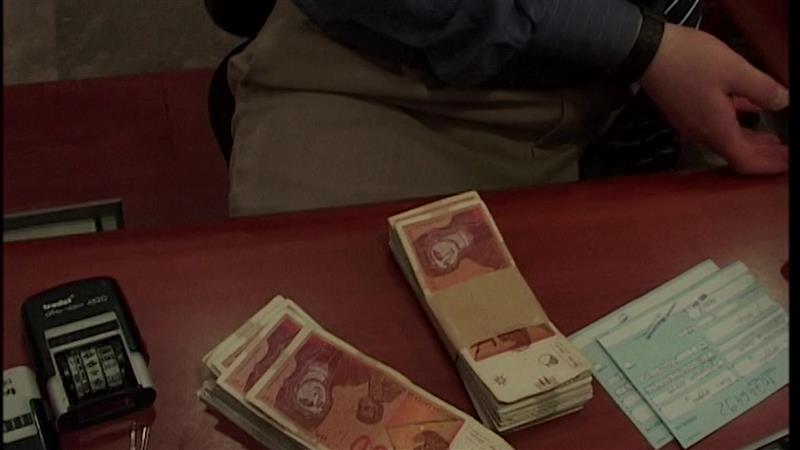 Гувернерот Славески со активна кривична пријава против него, ги презентираше макроекономските проекции на НБРМ
