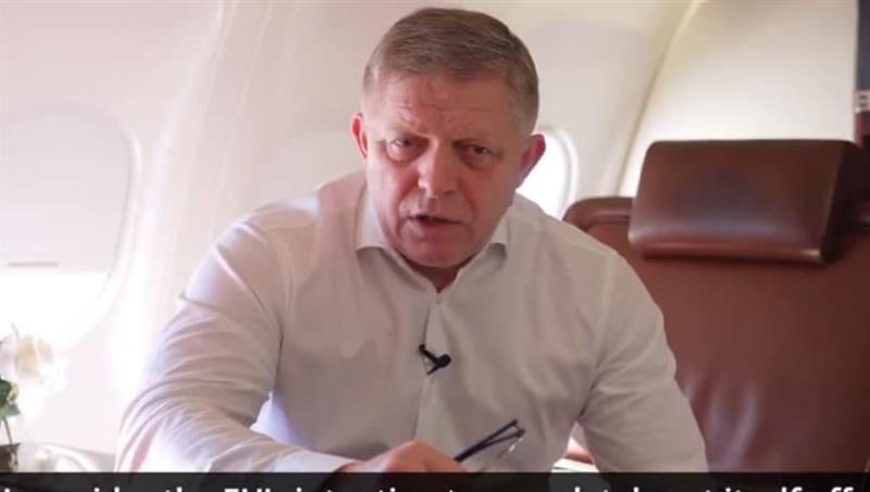 Фицо се обрати од авион на враќање од Москва: Отфрлам нова железна завеса (ВИДЕО)
