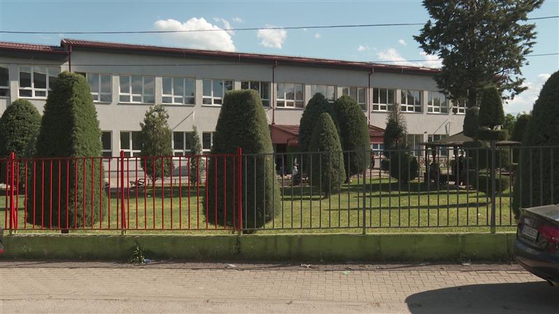 Поранешен ученик упадна во училиште во Ченто и избоде 14-годишник