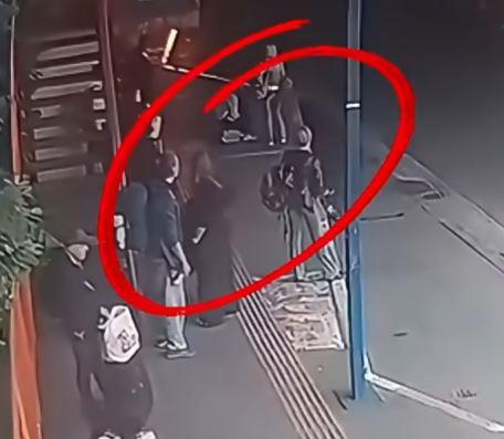 Хаос на автобуската станица во Загреб: Стакло паѓа меѓу патниците (ВИДЕО)