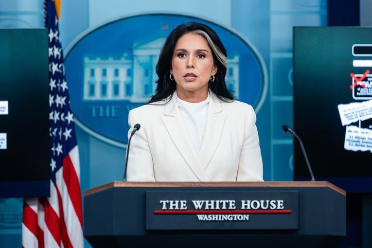Поднесе оставка шефицата на разузнувањето на Трамп 