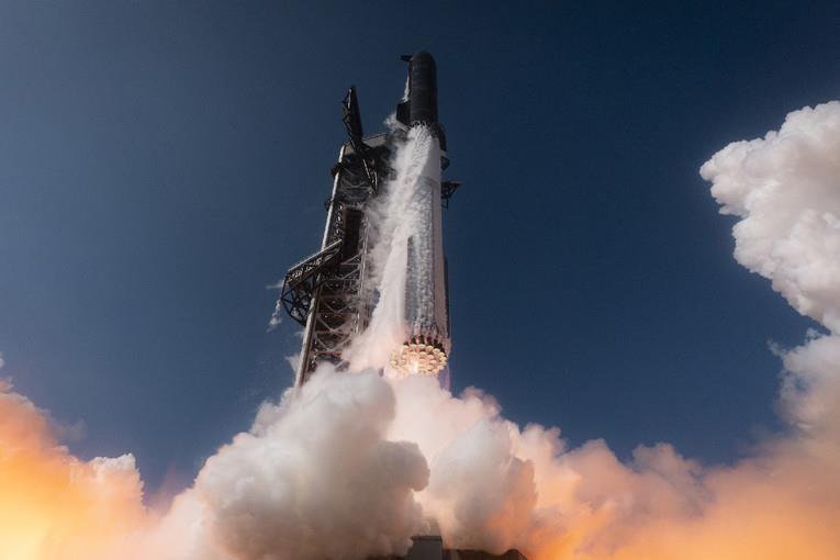 SpaceX успешно го лансира „Старшип“, најголемата ракета во историјата (ВИДЕО)