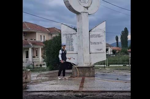 11- годишниот Матеј им одржа лекција на постарите- самоинцијативно го исчисти споменикот во с. Ложани (ВИДЕО)