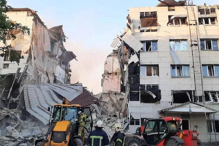 Расте бројот на загинати во студентскиот дом, поради што Путин ѝ се заканува на Украина 