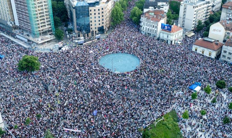 Илјадници студенти и граѓани протестираат на „Славија“ во Белград (ВИДЕО)
