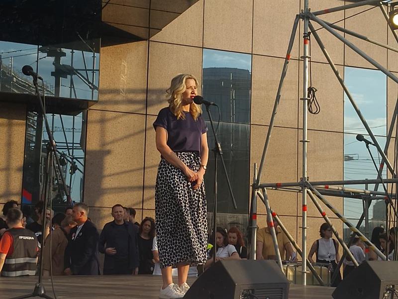 На протестот во Белград се обрати и обвинителката Савовиќ: Ова не е држава, туку анархија (ВИДЕО)