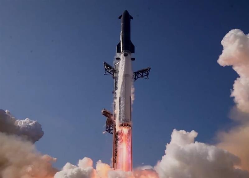 Огромната ракета на SpaceX е успешно тестирана, експлодира по слетувањето (ВИДЕО)