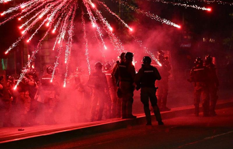 Приведени 47 лица по немирите во Белград, 17 полицајци се повредени