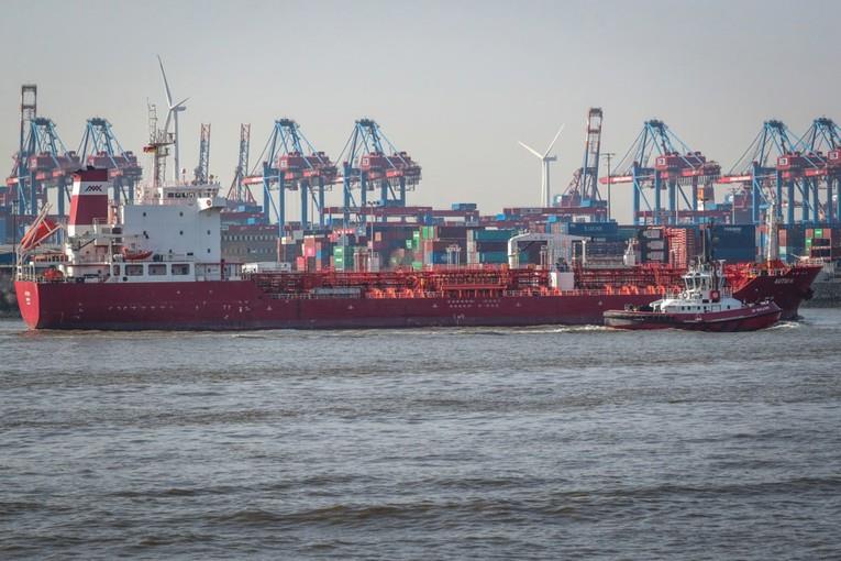 Најмалку осум лица се повредени во пожар на товарен брод во Хамбург