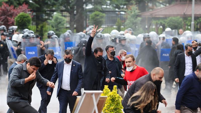 Не стивнуваат тензиите во Турција откако полицијата упадна во седиштето на опозицијата