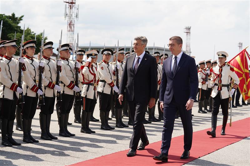 Премиерот Мицкоски на охридскиот аеродром го пречека својот гостин хрватскиот премиер Пленковиќ