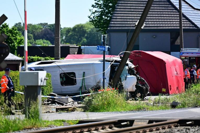 Судир на воз и школски автобус во Белгија, најмалку четири  загинати