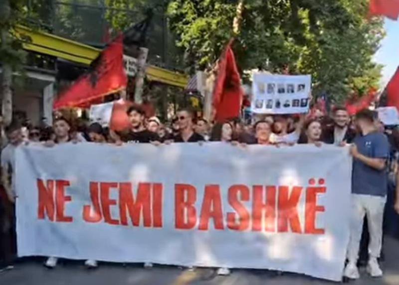  Протест во Тирана за поддршка за полагање правосуден испит на албански во Македонија