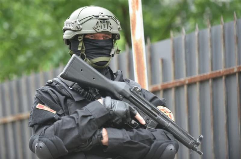 Полициска операција во Подгорица: Полицаец во бегство