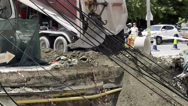 Започна затрупувањето на јамата кај булеварот „Теодосиј Гологанов“