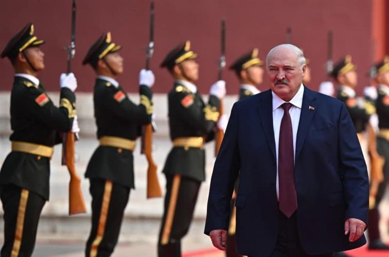 Путин и Макрон кај Лукашенко? „Дојди, седни, да разговараме како мажи“