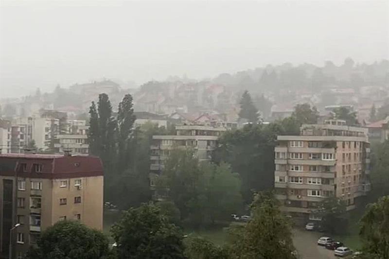 Силно невреме во Сараево: Ветрот уриваше стебла, таксист едвај преживеа (ВИДЕО)