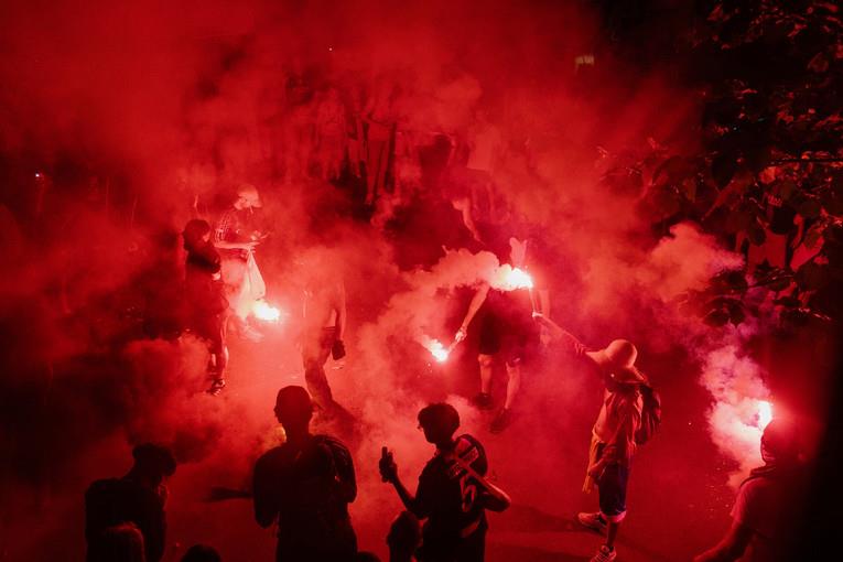 Хаос во Лондон на прославата на Арсенал – избодени најмалку шестмина навивачи (ВИДЕО)