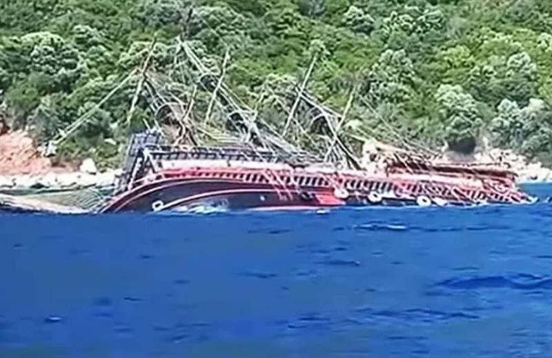 Драма во популарно турско летувалиште: Потона туристички брод, луѓето скокаат во море (ВИДЕО)