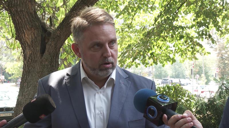 Речиси еден месец откако замина на боледување, се уште не е познато кога Сотир Лукровски ќе се врати на работа
