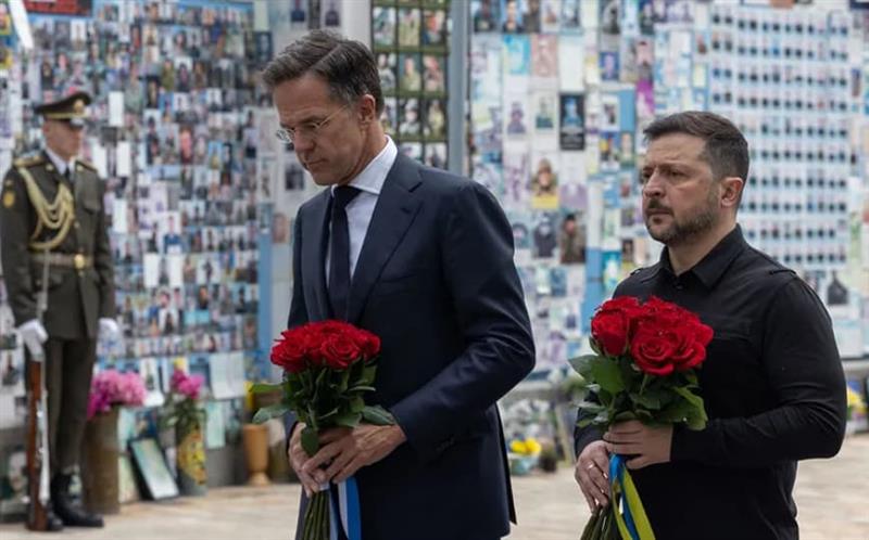 Зеленски и Руте во Киев им оддадоа почит на загинатите војници 