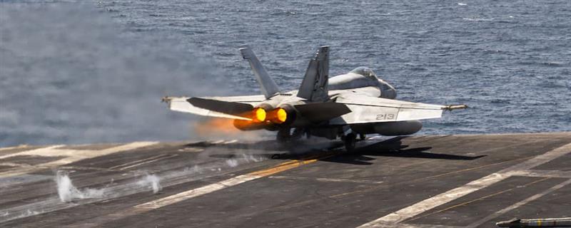 Американскиот „F/A-18“ неутрализираше ирански танкер