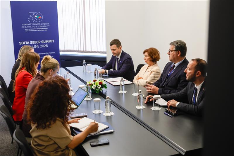 Сиљановска-Давкова во Софија оствари средба со Албулена Хаџиу, вршител на должноста претседателка на Косово