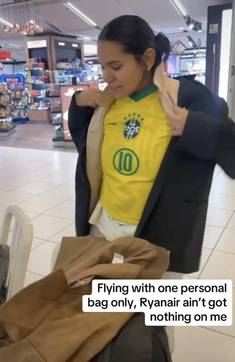  Авиокомпанијата „Ryanair“ сакала да ѝ наплати 80 евра за куфер, нејзиниот потег е апсолутен хит!