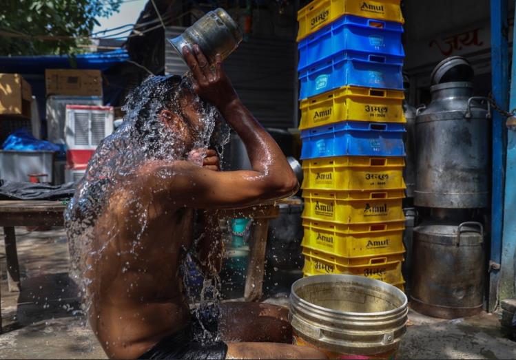 На улиците на Делхи измерени 64°C