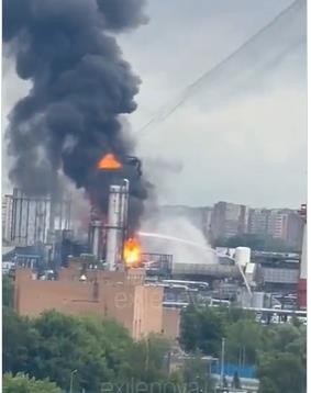 Видео: Украински дрон ја проби одбраната на Москва, гори рафинерија 