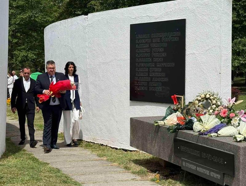 Делегација на Движењето ЗНАМ – За наша Македонија положи свежо цвеќе пред споменикот на 12-те ваташки младинци