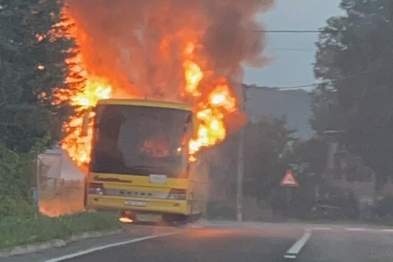 Автобус се запали во близина на Бјеловар, Хрватска