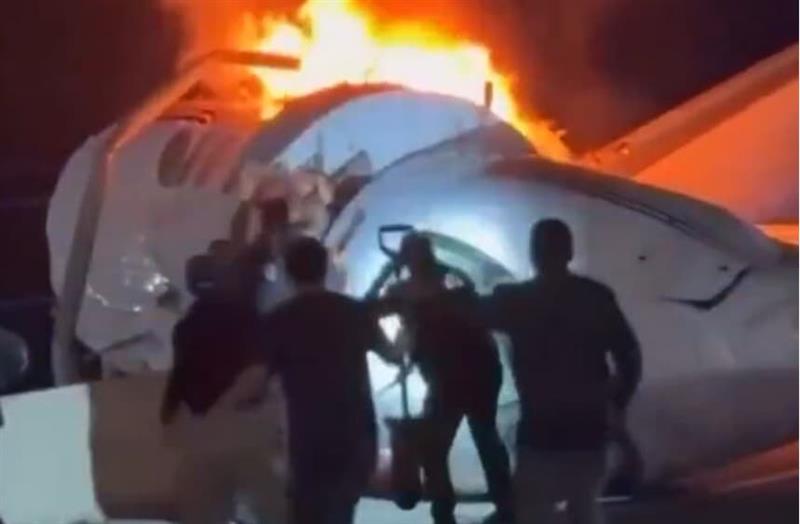 Авион падна на автопат во Тексас- луѓе кршат прозорци за да ги спасат патниците (ВИДЕО)