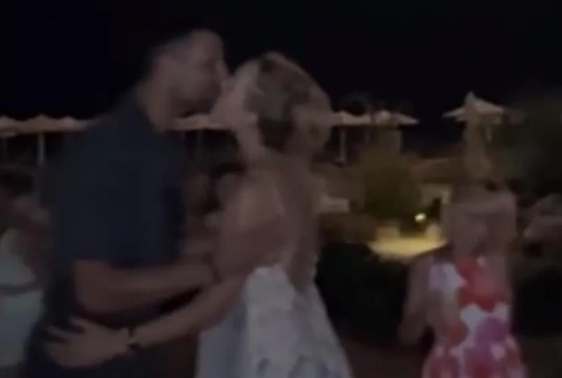 Со порака на небото Новак Ѓоковиќ ѝ го честиташе роденденот на сопругата Јелена (ВИДЕО)