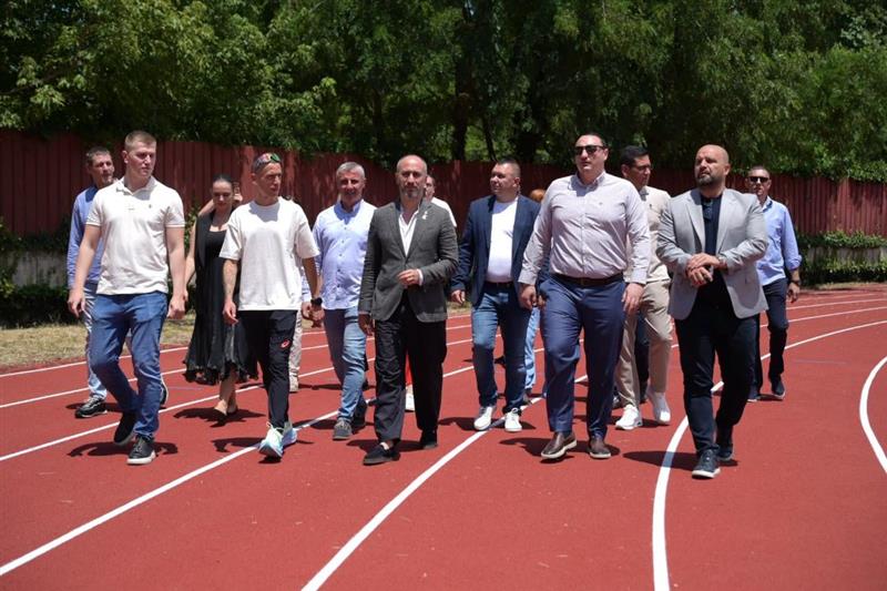 Велес доби современа атлетска патека по ИААФ стандарди