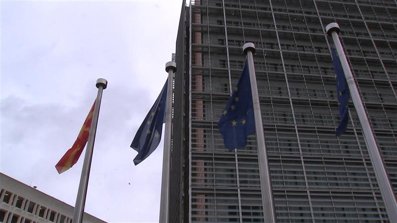 Поддршката за ЕУ расте паралелно со револтот од уцените на Брисел
