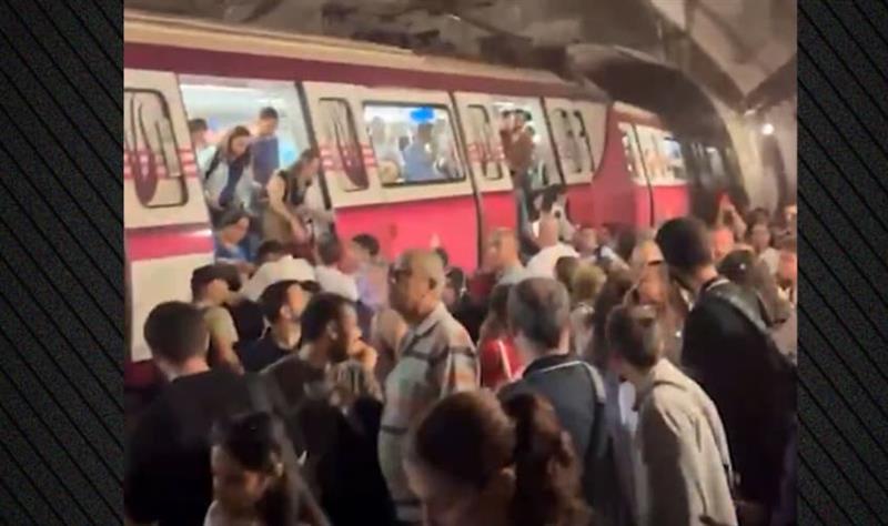 Драма во Истанбул: Воз во метрото излета од шините, патниците бегаат во паника (ВИДЕО) 