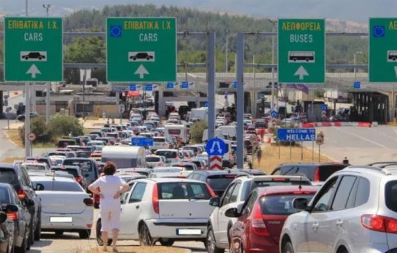 Километарски колони на граничните премини кон Грција