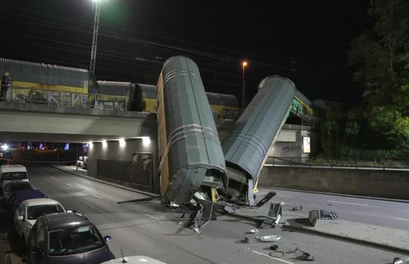 Воз падна од пет метри висок мост во Минхен 
