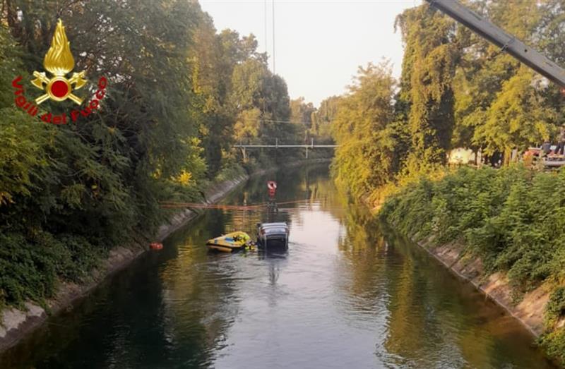 Автомобил со деветмина тинејџери слета во канал, тројца загинаа- трагедија во Италија (ВИДЕО) 